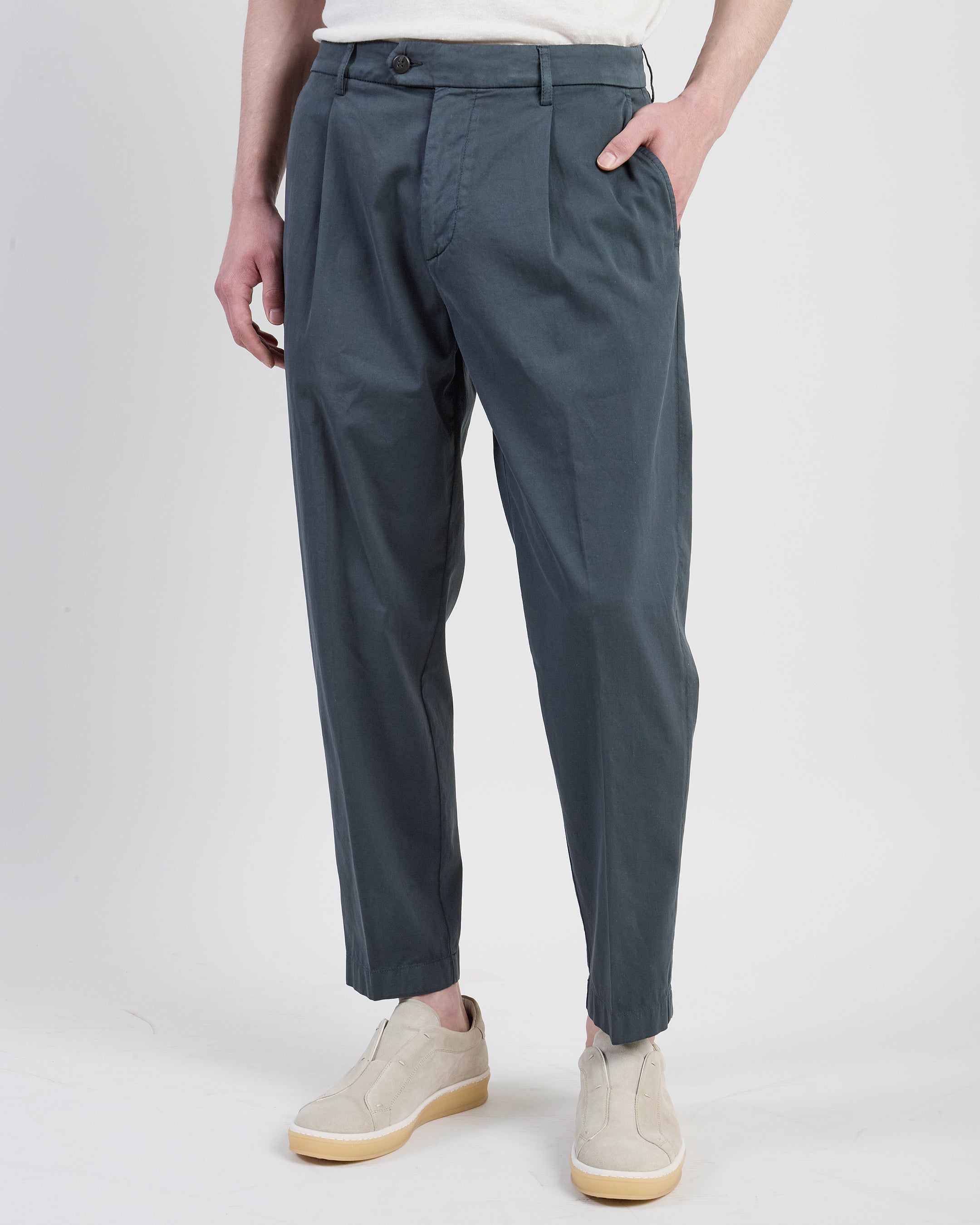 Men's Garment-Dyed Cotton Silk Pleated Trousers