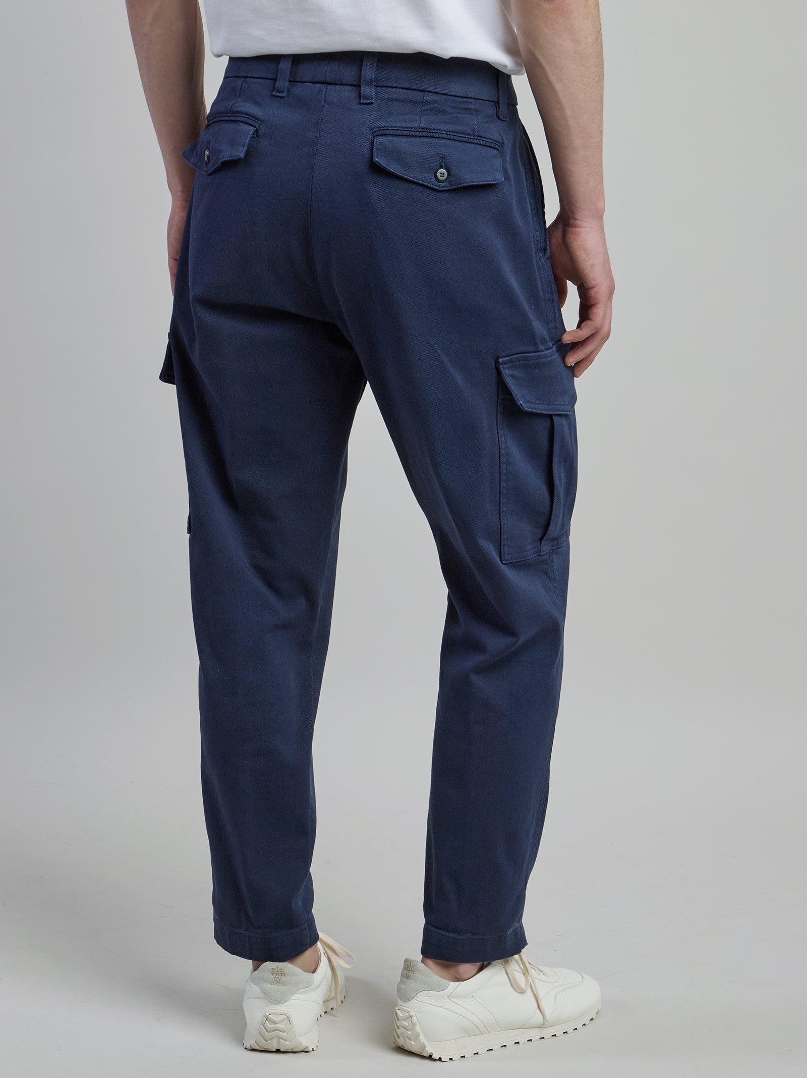 Men's Garment-Dyed Cotton Cargo Trousers Relaxed Fit alternative