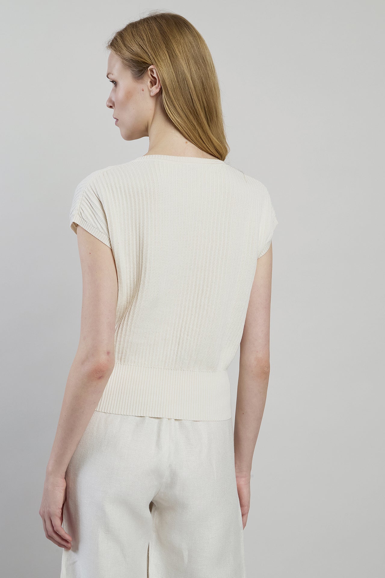 Women's Organic Cotton Sleeveless V-Neck Sweater alternative