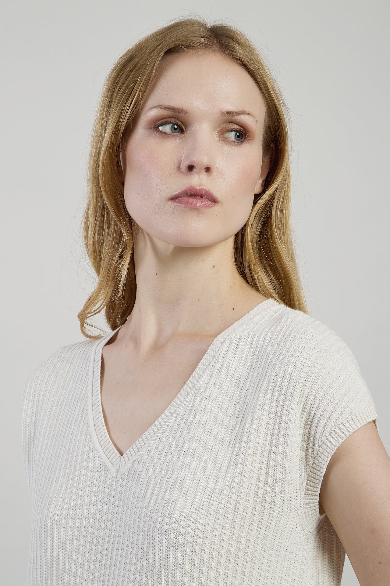 Women's Organic Cotton Sleeveless V-Neck Sweater - 3