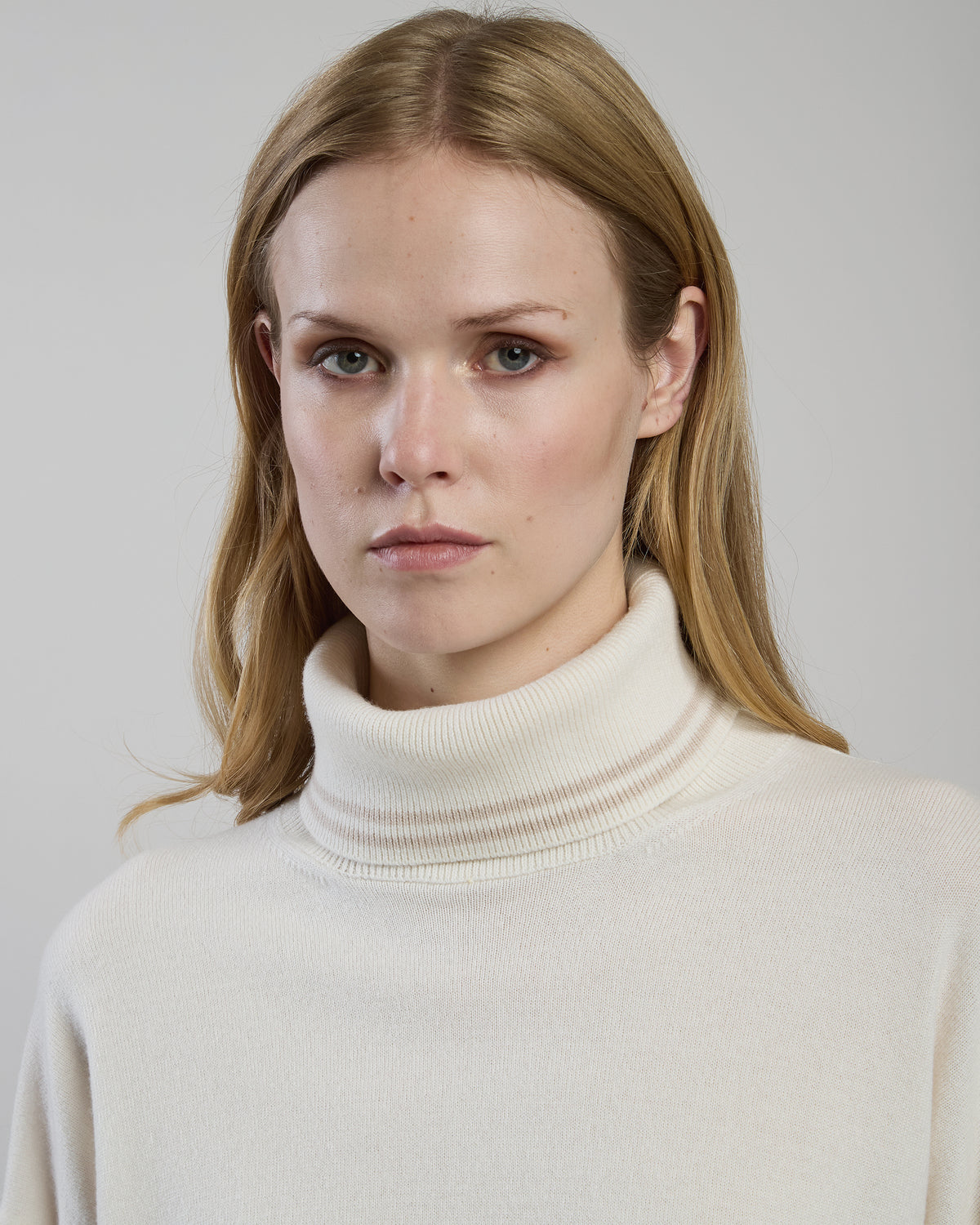 CASHMERE TENNIS STRIPE TURTLENECK SWEATER